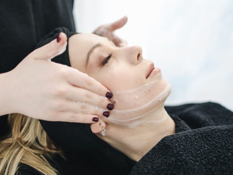 Trattamenti viso anti-age a Vasto: come scegliere